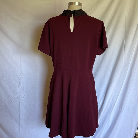 Hot topic Burgundy dress with black lace collar - Picture 3 of 4